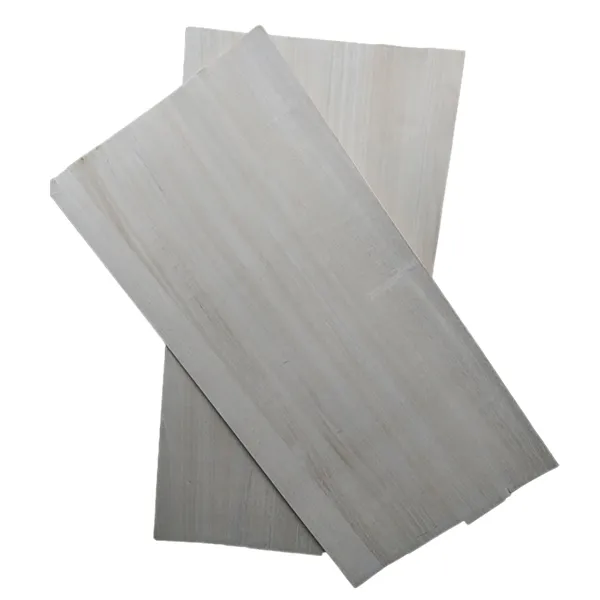 Planche de peuplier blanchie